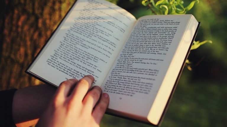 Leer novelas y poemas nos puede mejorar