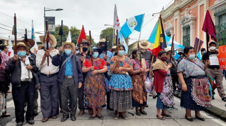 Guatemala en la encrucijada: cuaderno para el debate