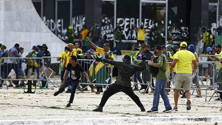 Pela democracia, sem anistia