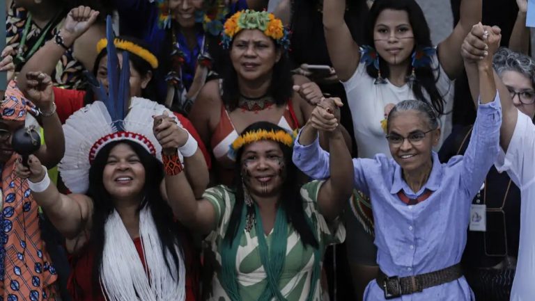 La mayor movilización indígena de Brasil exige demarcación como política climática para la COP 30