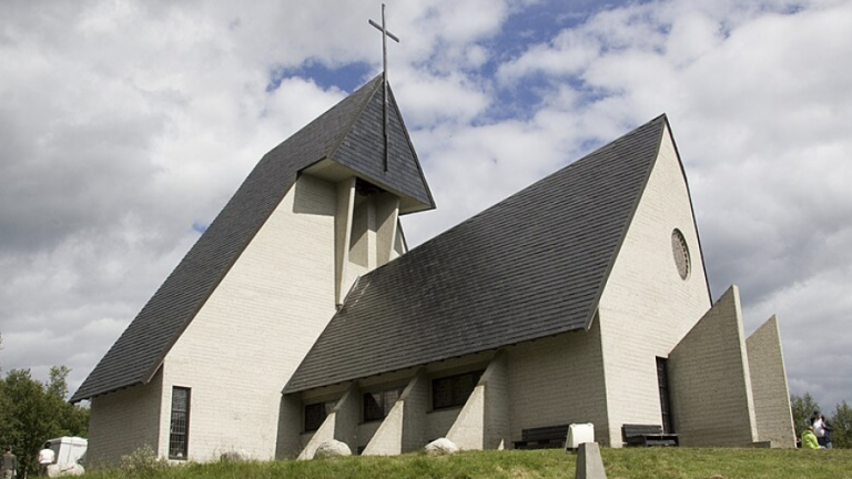 Una capilla en Noruega, laicidad positiva y eutanasia