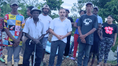 Quince niños becados por Misioneros Dominicos – Selvas Amazónicas entre las familias desalojadas en El Seibo