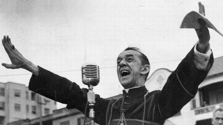 Dom Fulton Sheen visita a Cruzada de São Sebastião: uma honra ser aliado de Dom Helder