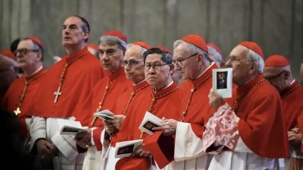 Un móvil en la Sixtina, el cardenal que votó dos veces, el ‘factor Ërdo’ y Prevost, la última sorpresa de Francisco