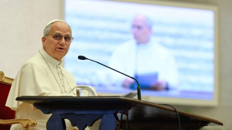 4 importantes respuestas de León XIV a cuestiones comolas dificultades del clero joven, los retos pastorales, lafraternidad sacerdotal y los sacerdotes ancianos