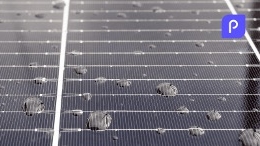Un sistema capaz de generar 100 voltios con una gota de agua amplía el potencial de los paneles solares