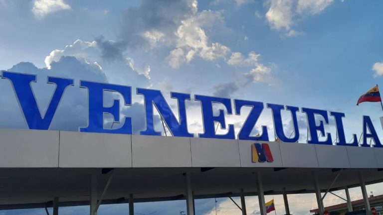 Arquitectura del Poder Popular en Venezuela: el Pueblo que Decide, Construye y Produce