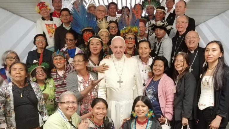 La historia detrás de la foto del papa Francisco con los indígenas del Sínodo Panamazónico