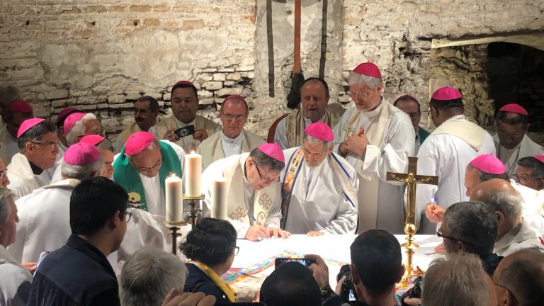 Padres sinodales firman histórico ‘Pacto de las Catacumbas por la Casa común’