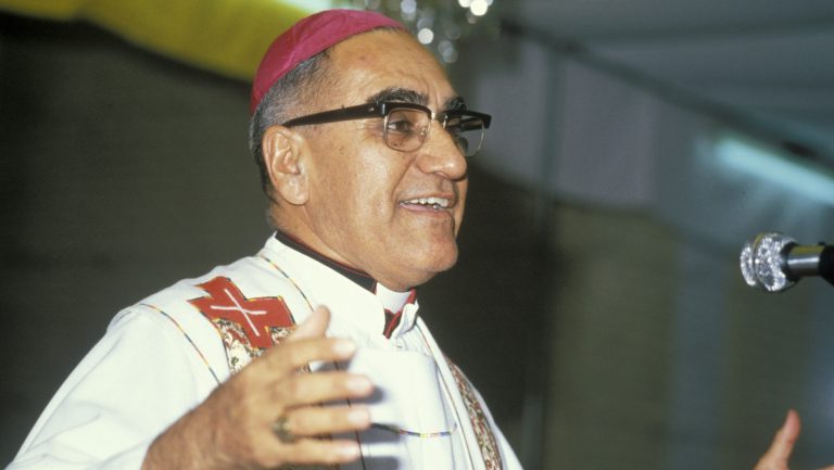 Para despertar su fe Jesús les pide que miren sus manos y sus pies