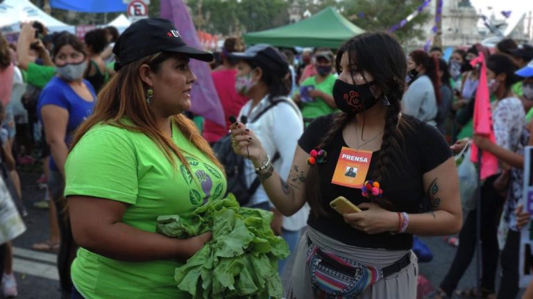 Mujeres indígenas que viven en la ciudad crearon un medio de comunicación para recuperar sus identidades