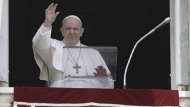 Francisco en el ángelus: “Sin el diálogo entre jóvenes y abuelos la vida no va adelante”