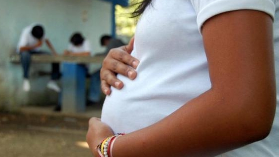 Cómo ser niña…Y no morir en el intento: La maternidad no debe ser parte de su infancia