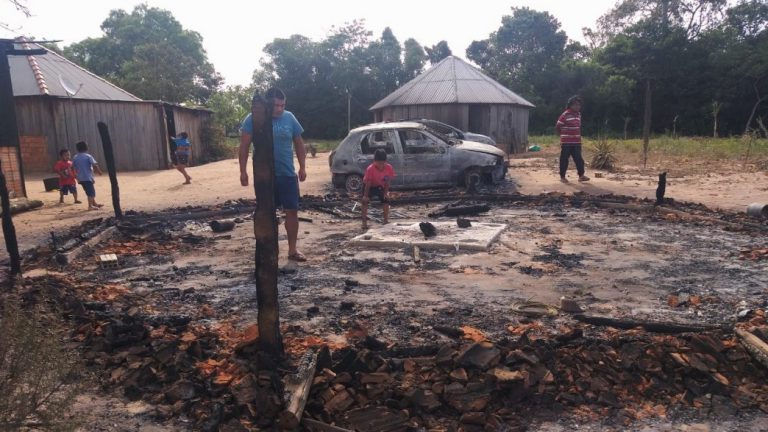 O povo Mbyá Guarani vê suas casas incendiadas