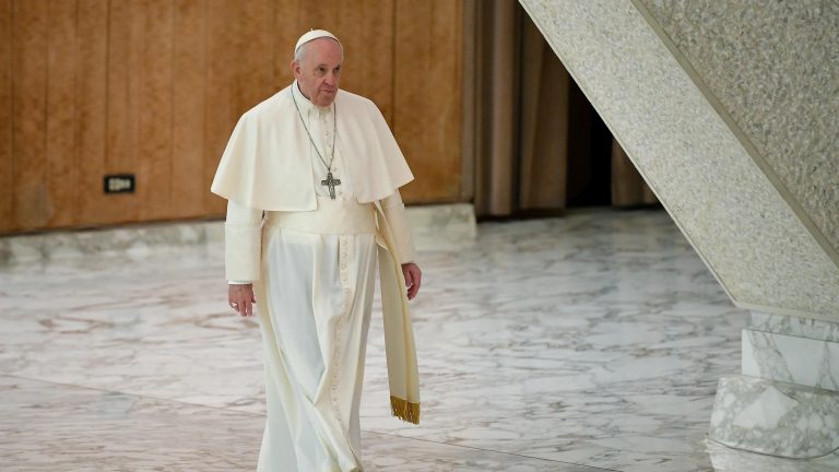 Jorge Mario Bergoglio el químico que se hizo Papa de la Iglesia y la tiene reaccionando