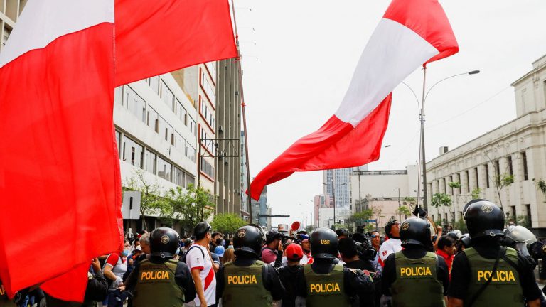 Devolver el poder al pueblo: nuevas elecciones con nuevas reglas y nueva Constitución