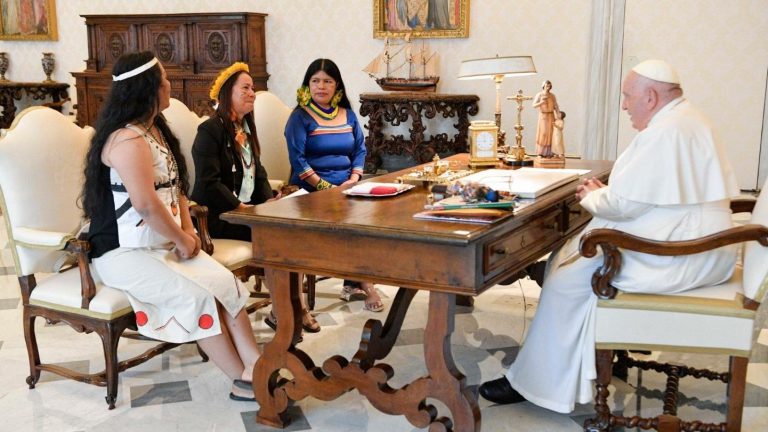 Francisco recibe a tres indígenas líderes de la Amazonía