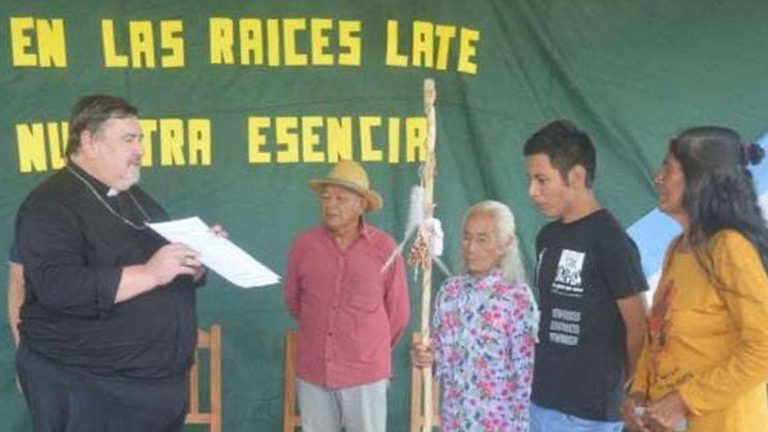 Un obispo y la pastoral aborigen restituyeron 69 hectáreas a una comunidad mocoví