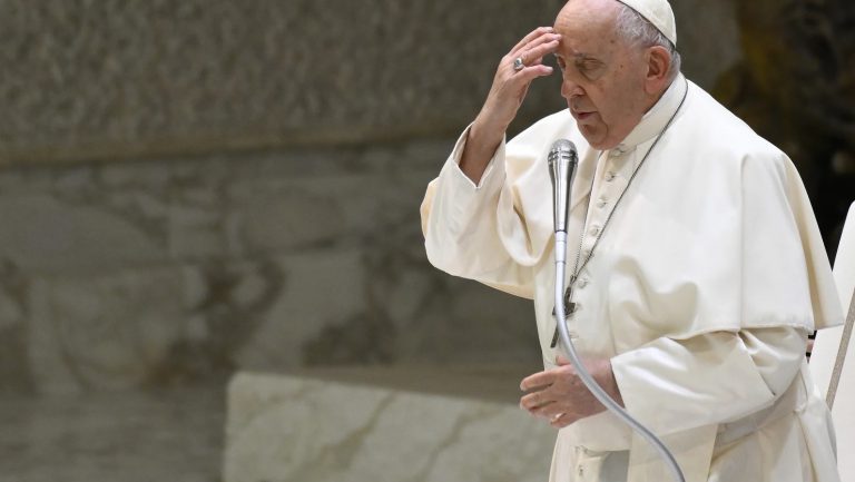 El Papa desactiva un “golpe de estado” de guante blanco contra su autoridad