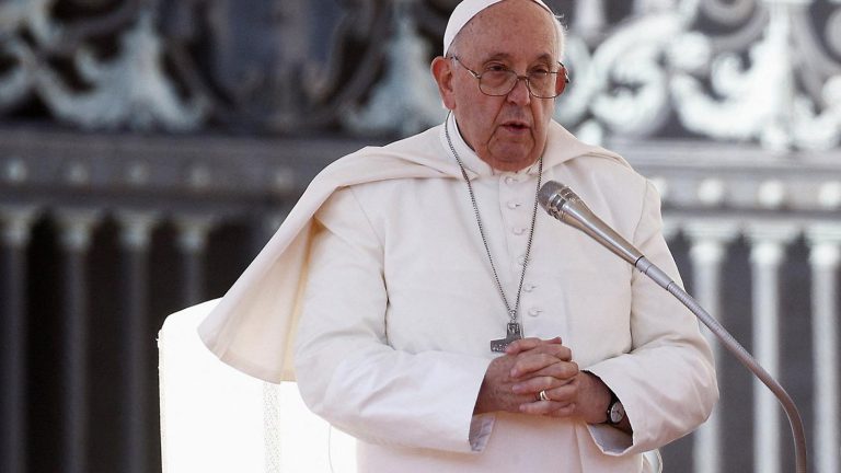 El Vaticano acepta ahora bendecir a las parejas homosexuales pero sin considerarlas matrimonio