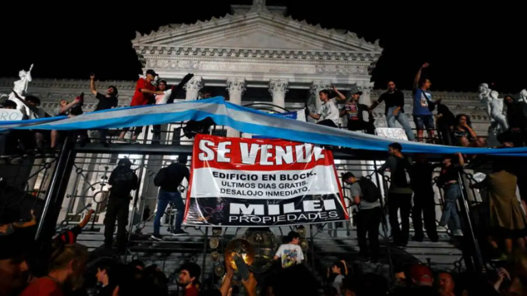 Se vende un pueblo (Argentinians for sale)