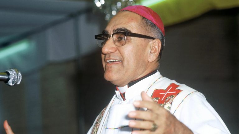 Comentarios bíblicos: La justicia social como única arma capaz de vencer a los enemigos de la democracia