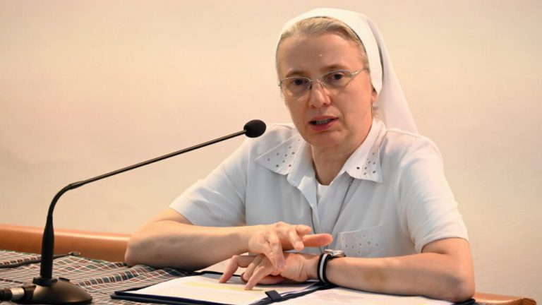 Simona Brambilla: la primera Prefecta de Francisco
