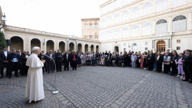 León XIV a la Pastoral hispana: “Dios jamás abandona al más pequeño”