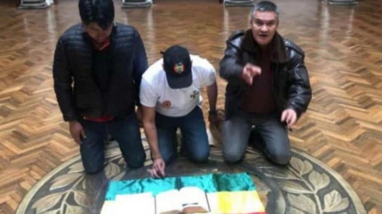 Dios ha vuelto al Palacio Quemado