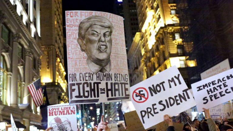 El virus del odio inoculado por Donald Trump con el apoyo de cristianos y cristianas fundamentalistas