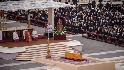 El funeral de Benedicto XVI:  sobrio, solemne … y patriarcal