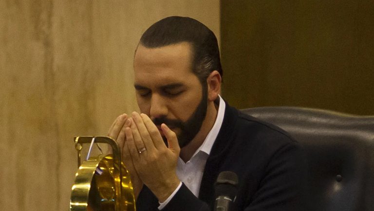 Nayib Bukele: orar en el palacio legislativo de El Salvador