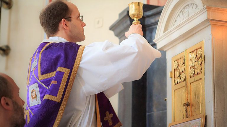 El púlpito prohibido: Roma silencia a los laicos en la misa
