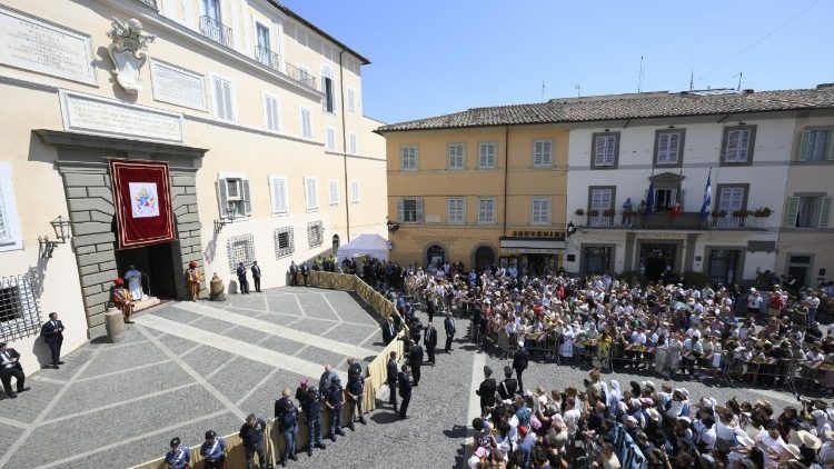 El Papa en el Ángelus: Somos la Iglesia en un mundo atormentado que busca la paz