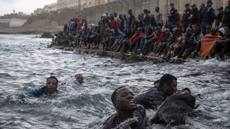 ¿Quién recuerda a los muertos? ¿Quién los llora? ¿Quién les devuelve la dignidad ahogada en el mar?