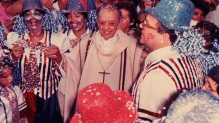 Dom Helder realiza uma Festa Junina no Pátio do Palácio Episcopal: aproximação entre Povo e Bispo